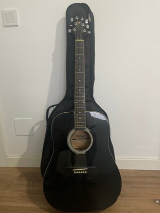 Guitarra acústica con su funda