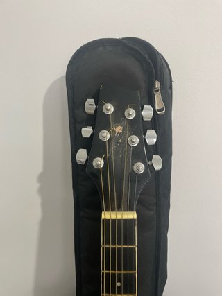 Guitarra acústica con su funda