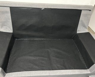 Sofá de tela gris