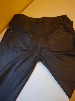 Pantalones negros con tachuelas