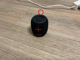 Altavoz Bluetooth Negro y Rojo
