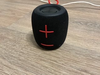 Altavoz Bluetooth Negro y Rojo