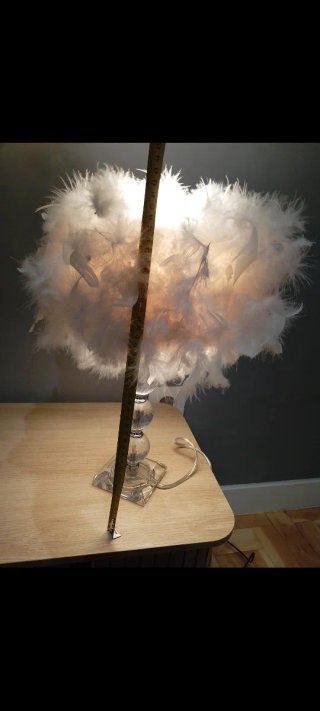 Lámpara de mesa con plumas blancas