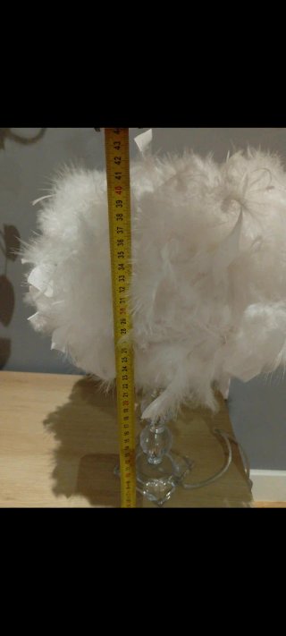 Lámpara de mesa con plumas blancas