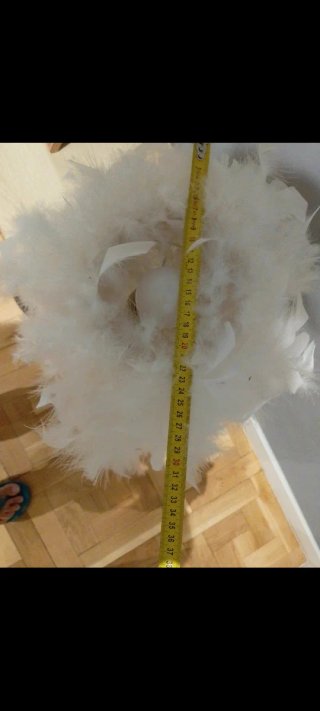 Lámpara de mesa con plumas blancas
