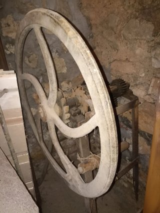 Montacargas antiguo de manivela con jaula
