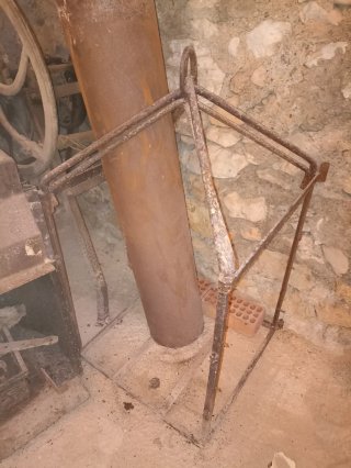 Montacargas antiguo de manivela con jaula