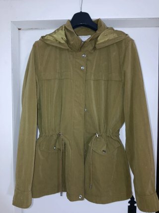 Chaqueta verde con capucha