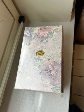 Bambola di porcellana con vestito a fiori