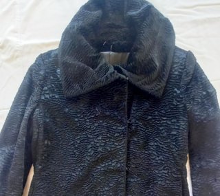 Chaqueta negra con textura especial