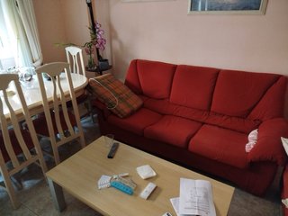 Mesa de Comedor con 6 Sillas y Sofás