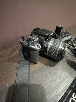 Canon 400D con objetivo y grip