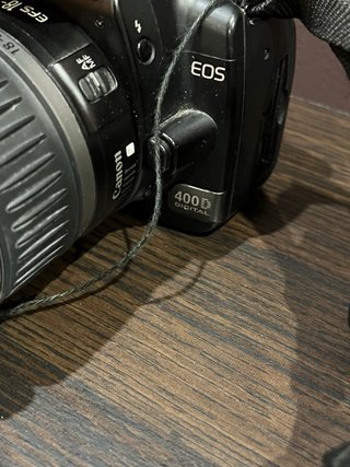 Canon 400D con objetivo y grip