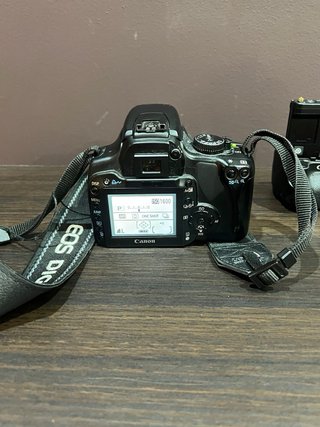 Canon 400D con objetivo y grip