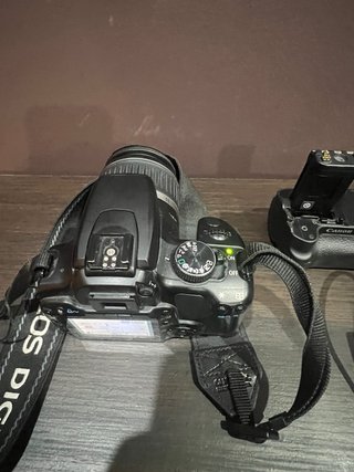 Canon 400D con objetivo y grip