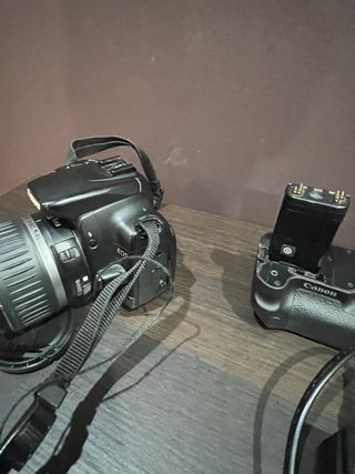 Canon 400D con objetivo y grip
