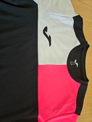 Camiseta Joma Negra y Rosa