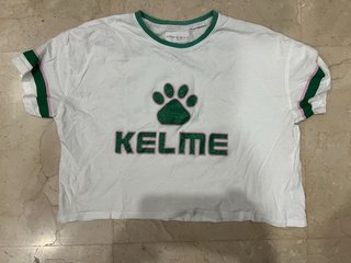 Camiseta Kelme blanca con estampado de pata