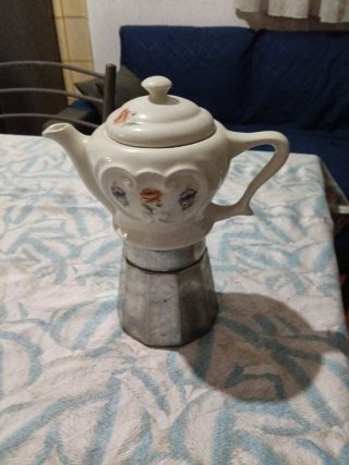 Teiera in ceramica con decoro floreale
