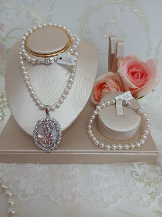 Conjunto perlas y medalla nácar natural