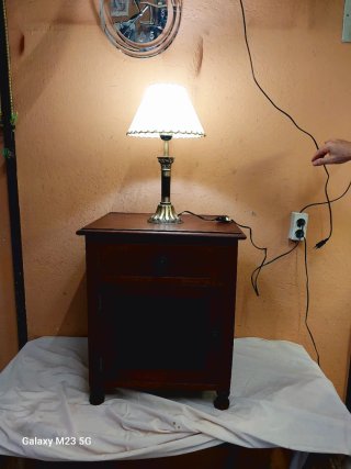 Mesita auxiliar y lámpara antigua