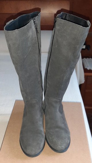 Botas altas de ante grises