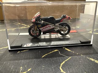 Réplica Aprilia 125 Hector Barbera 2004