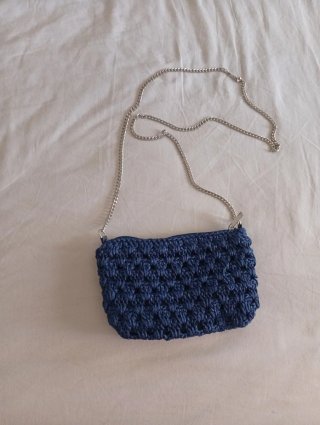 Bolso azul crochet con cadena
