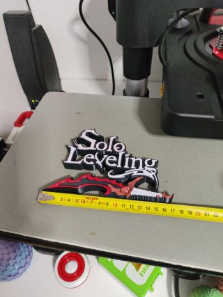 Logo Solo Leveling con Daga