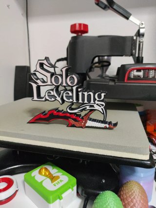 Logo Solo Leveling con Daga