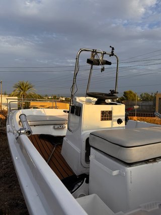 Barco de 5 metros con motor Suzuki 25CV 4t