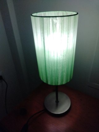Lámpara de mesilla verde y plateada
