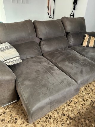 Sofá Gris de Tela, efecto piel.
