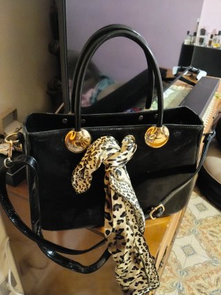 Borsa nera con foulard