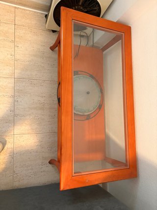 Mesa de centro de madera y cristal naranja