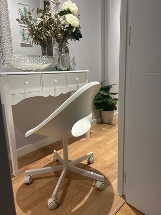 Silla giratoria blanca moderna