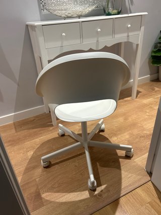 Silla giratoria blanca moderna