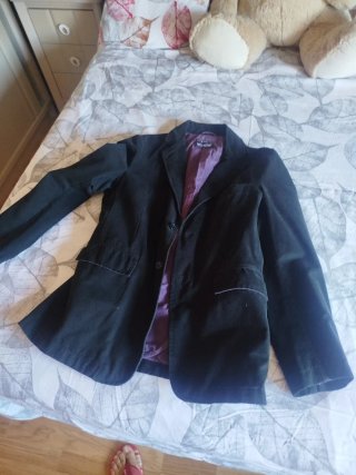 Chaqueta negra con forro morado