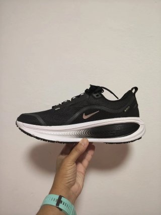 T46 Nike Vomero 18 GTX  Negras