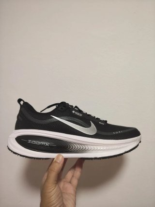 T46 Nike Vomero 18 GTX  Negras