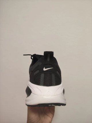 T46 Nike Vomero 18 GTX  Negras