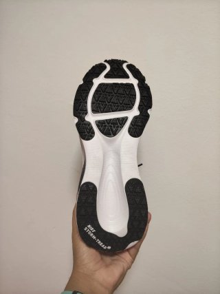 T46 Nike Vomero 18 GTX  Negras