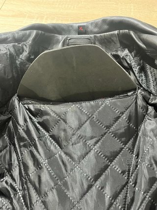 Chaqueta de moto de cuero negro con protecciones