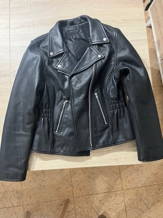 Chaqueta de moto de cuero negro con protecciones