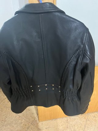 Chaqueta de moto de cuero negro con protecciones