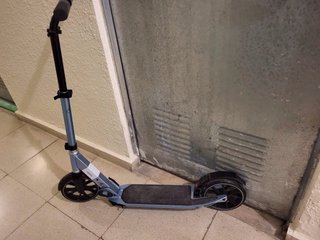 Patinete plegable gris azulado