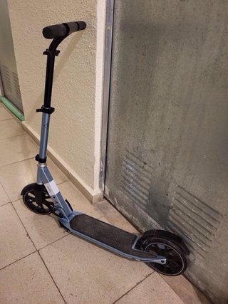 Patinete plegable gris azulado