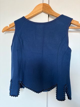 Corpiño de baturra azul cosido a mano.