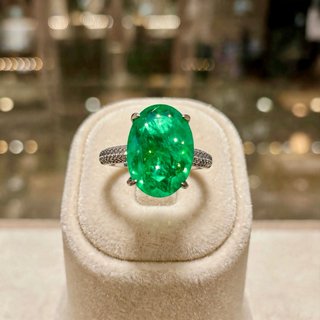 Anillo Exclusivo de Nano Esmeralda y Cuarzo Blanco