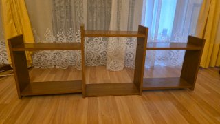 Estantería de madera marrón
